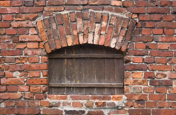 Mur de briques avec une fenêtre en bois — Photo