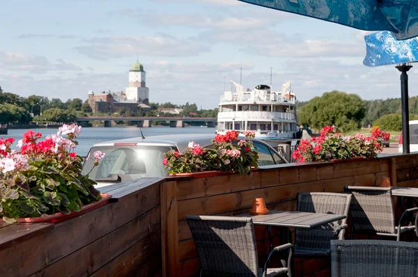 Blick vom Sommercafé auf die Bucht und die alte Burg — Stockfoto