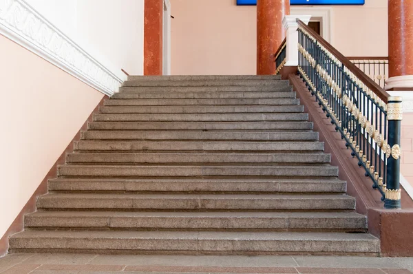 Escalier vers le haut dans l'ancien style — Photo