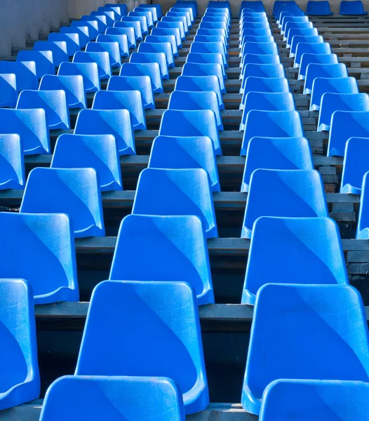Sedadla jsou prázdné na tribuně stadionu — Stock fotografie