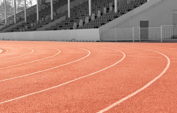 Paardenrenbaan op een achtergrond een tribune op een stadion — Stockfoto