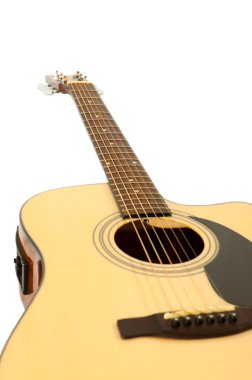 beyaz zemin üzerine akustik 6 telli gitar