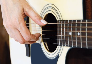 kadın el koparma bir gitar dizeleri
