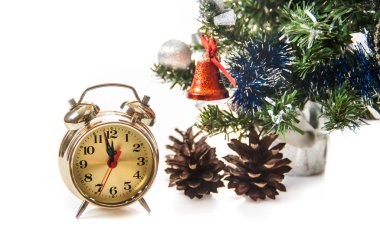 saat, darbelere ve arka plan ağaç beyaz dekore edilmiş bir Noel ağacı üzerinde