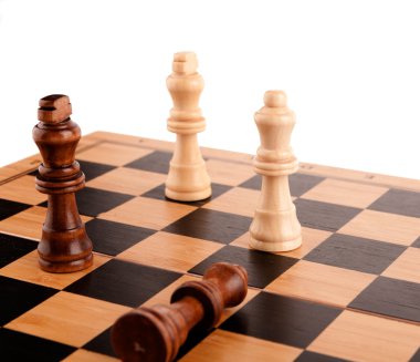 Satranç taşları tahtada