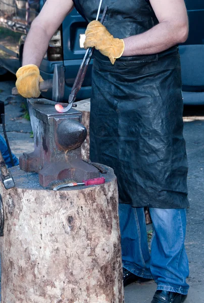 Blacksmith forges horseshoe — Stock Photo, Image