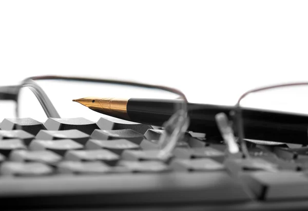 Points lie on the keyboard next to the fountain pen on a white — Stock Photo, Image