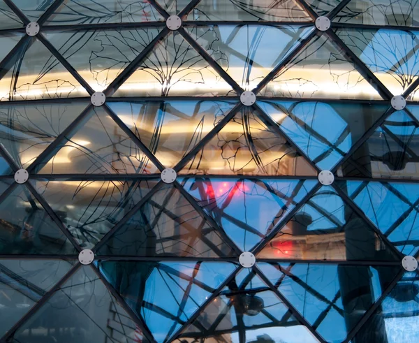 Mur de verre formes géométriques en forme de carrés avec réflexion — Photo