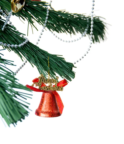 Cloche de Noël et perles de nouvel an sur la branche d'un arbre — Photo