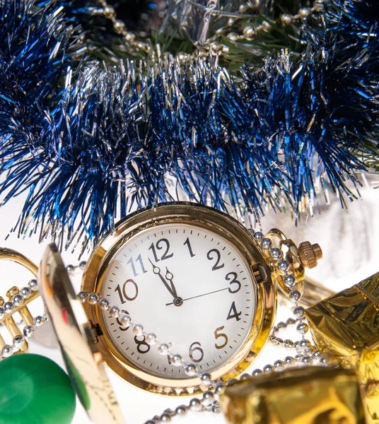 Reloj, decoraciones de Navidad en el fondo de un árbol de Navidad — Foto de Stock