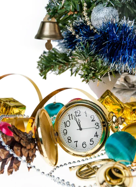Horloge, décorations de Noël sur le fond d'un arbre de Noël — Photo