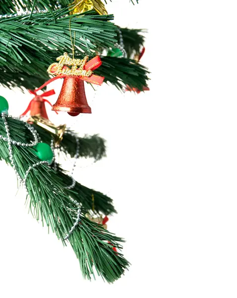 Рождественский колокол и новогодние бусы на ветке елки — стоковое фото