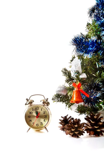 Klocka, knölar på dekorerad julgran — Stockfoto