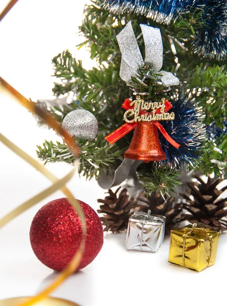 Dary, šišky, vánoční koule, hadovité, oblečená do kožešin strom — Stock fotografie