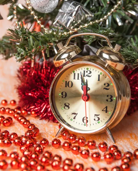 Годинник, різдвяні намистини на фоні прикрашених ялинки — стокове фото