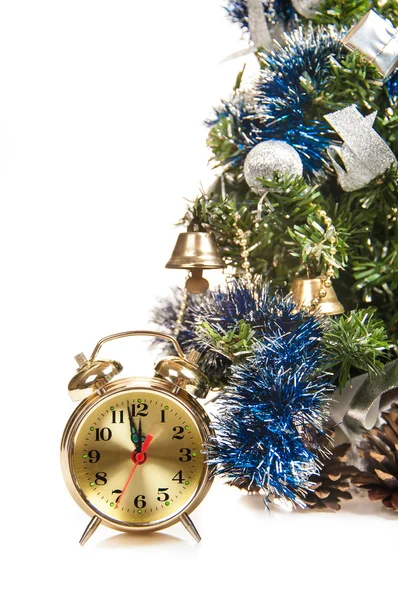 24 horas por dia no fundo de uma árvore de Natal decorada — Fotografia de Stock