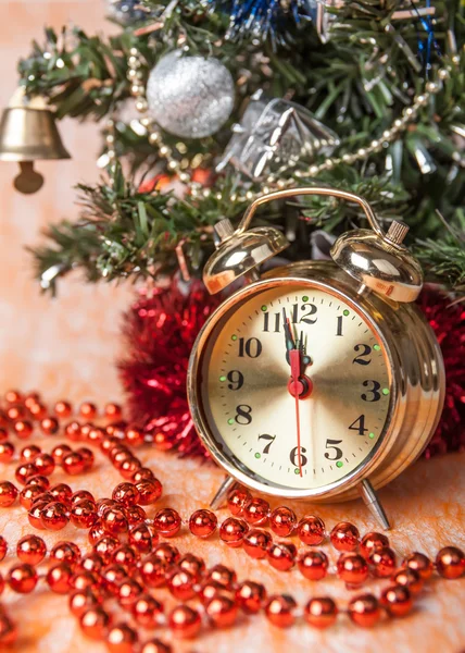 Годинник, різдвяні намистини на фоні прикрашених ялинки — стокове фото