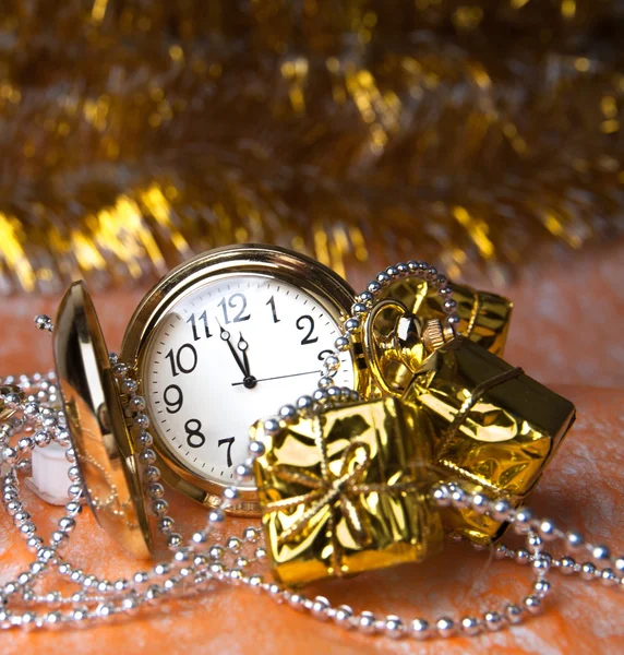 Relojes están entre los regalos — Foto de Stock