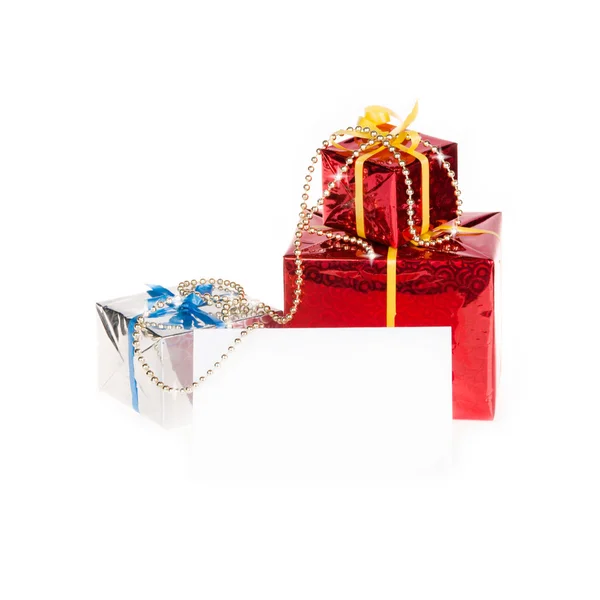 Grânulos de Natal cartão de saudação no fundo dos três presentes do branco — Fotografia de Stock