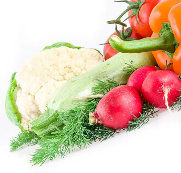 Ravanello di giardino, pomodoro, cavolfiore, midollo vegetale si trovano su aneto — Foto Stock