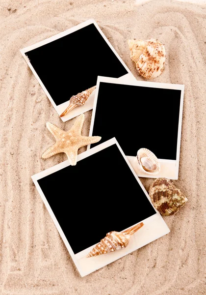 Tři karty v písku — Stock fotografie