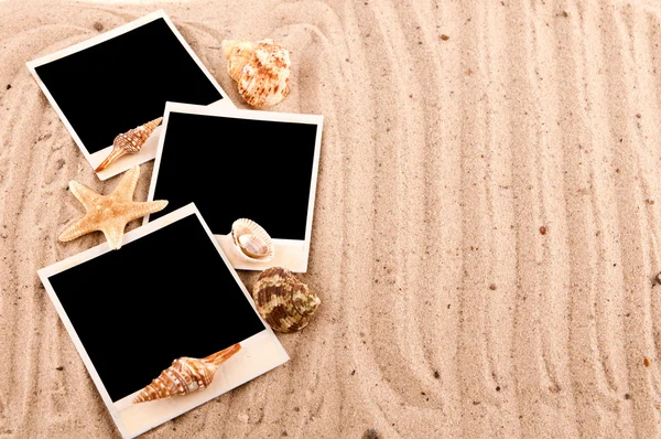 Tři karty ležet na písku s písečnými dunami a mušle — Stock fotografie