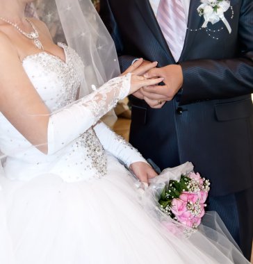 damat gelini parmağında yüzük koyar