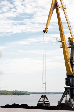 kömür yükleme limanında kargo vinç