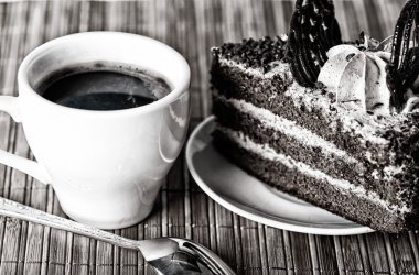 siyah kahve ve kek ve çay kaşığı dilim