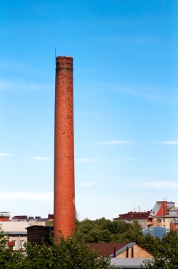 Mavi gökyüzüne karşı tuğla baca