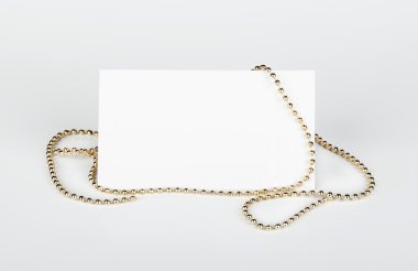 Beyaz boncuklu tebrik kartı.