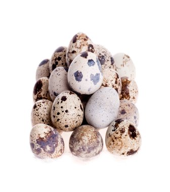 bıldırcın yumurtası beyaz üzerine üst üste koydu.