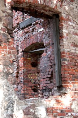 eski, terk edilmiş bir evde kapı