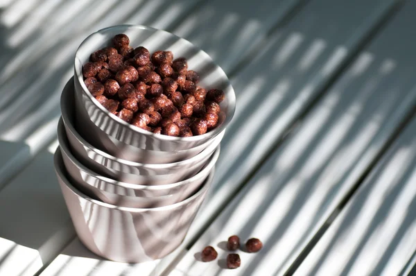 Bolas de chocolate Prato de café da manhã em uma pilha em uma mesa branca — Fotografia de Stock