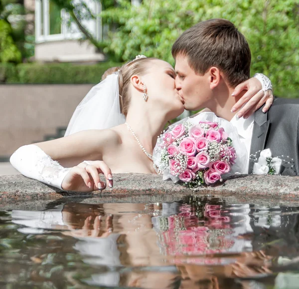 Bouquet ligger på kanten av fontenen. – stockfoto