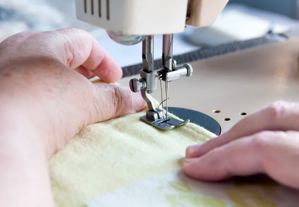 Mujer anciana cosiendo en la máquina de coser —  Fotos de Stock