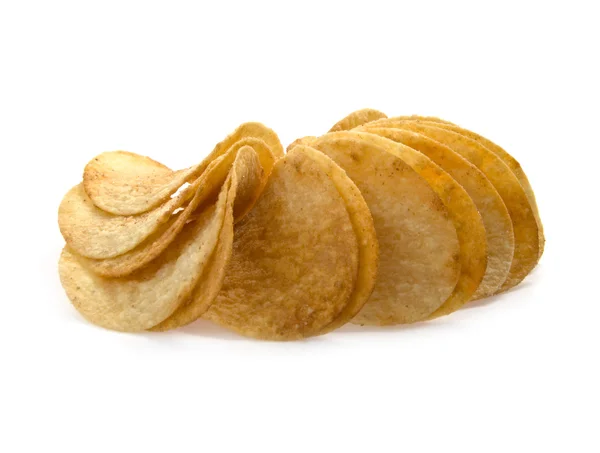 Chips liegen auf einem Hügel vor weißem Hintergrund — Stockfoto