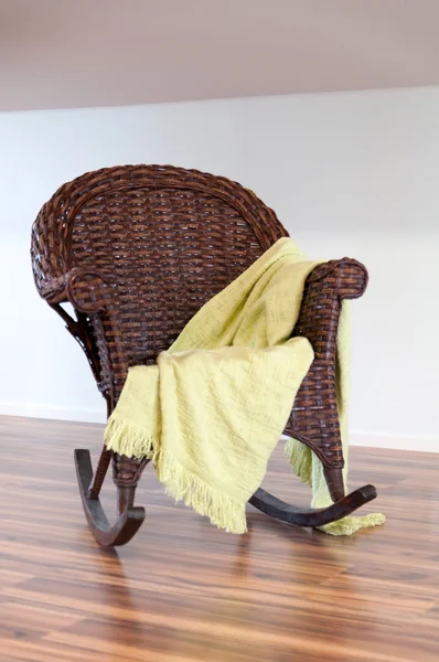 Yeşil bir halı ile ahşap hasır sandalye — Stok fotoğraf