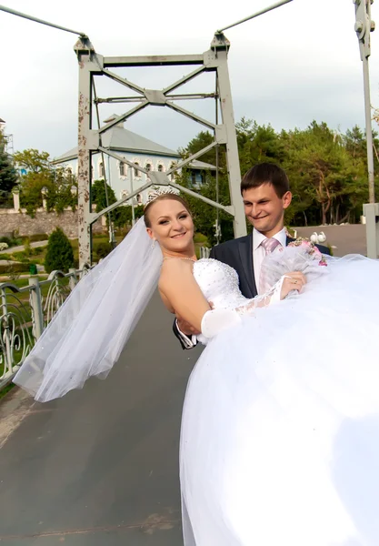 Vőlegény tartja a kezében a menyasszony — Stock Fotó