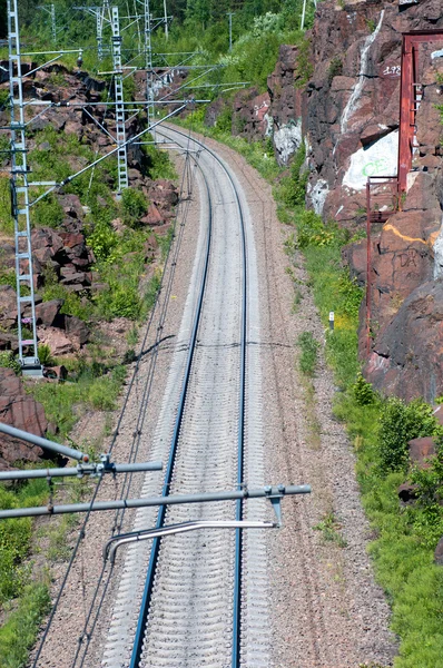 Le chemin de fer court parmi les rochers — Photo