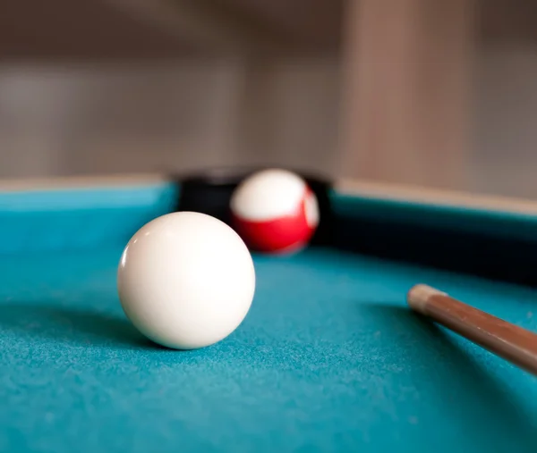 Iki top ve cue Bilardo — Stok fotoğraf