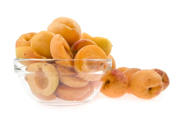 Geschnittene Aprikosen liegen zur Hälfte in einem Teller — Stockfoto