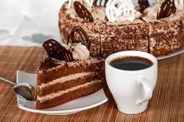 Café com parte de bolo em uma chapa — Fotografia de Stock