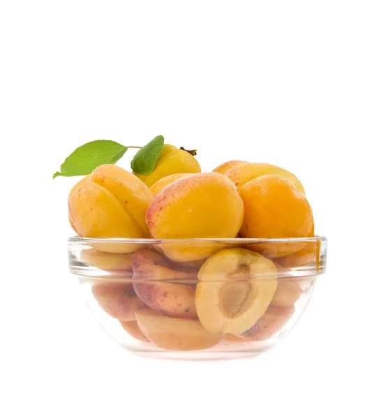 Aprikoser i en skål — Stockfoto