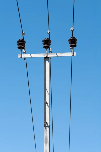 Kumparan kabel tegangan tinggi terhadap langit biru — Stok Foto