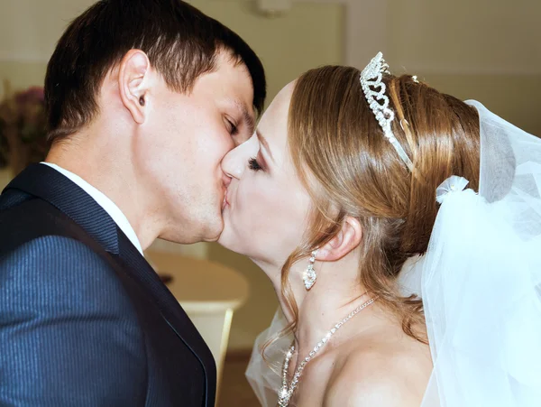 Brudgommen kysser bruden – stockfoto