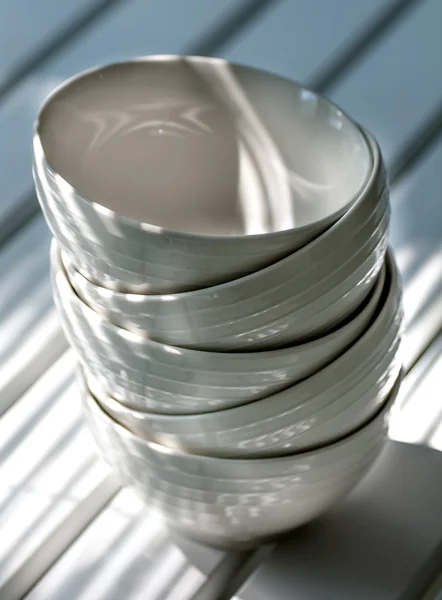 Beyaz tabaklar yığılmış — Stok fotoğraf