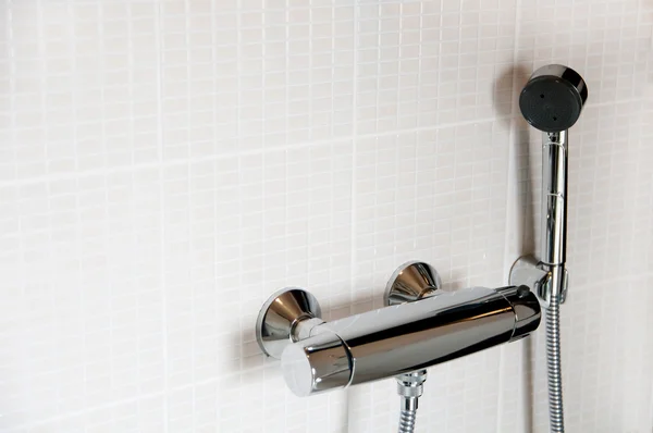Robinet de douche dans la salle de bain — Photo
