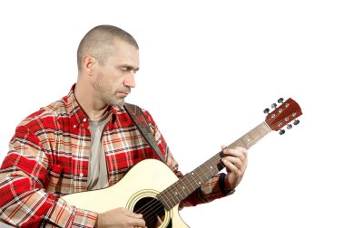 Gitar çalan adam