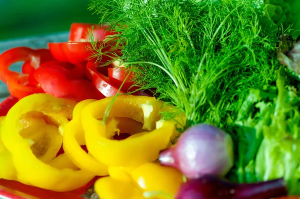 Dill und Salat in Nahaufnahme — Stockfoto